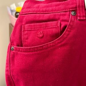 Dark red Gloria Vanderbilt five pocket jeans for you. Easy care and Amanda style
